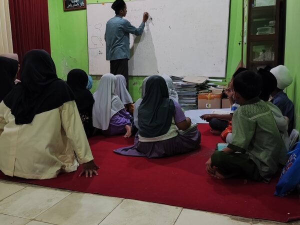 Mahasiswa KKN Mengajar Tajwid kepada Anak-anak TPQ Masjid At-Taqwa