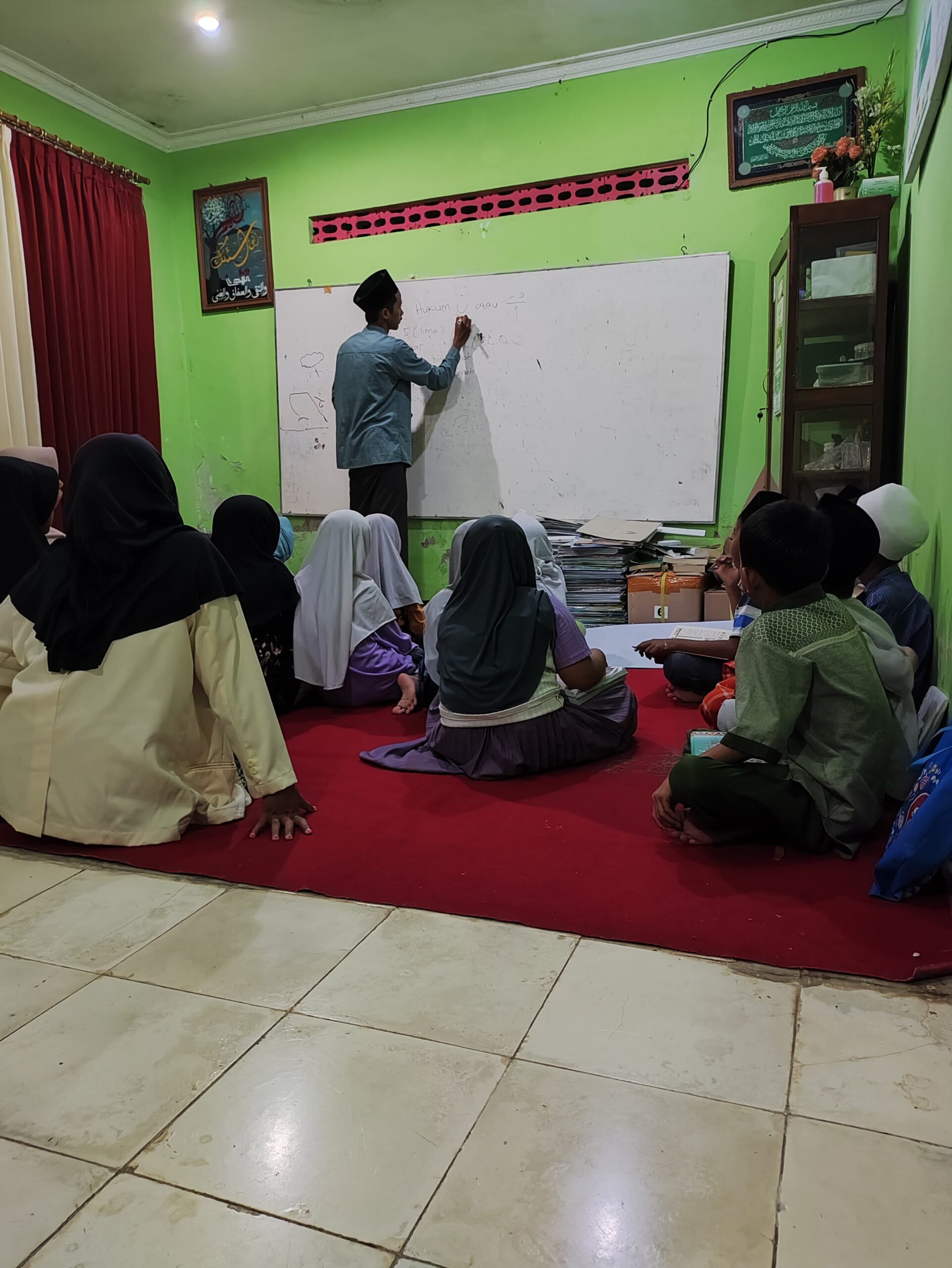 Mahasiswa KKN Mengajar Tajwid kepada Anak-anak TPQ Masjid At-Taqwa Mahasiswa KKN Mengajar Tajwid kepada Anak-anak TPQ Masjid At-Taqwa