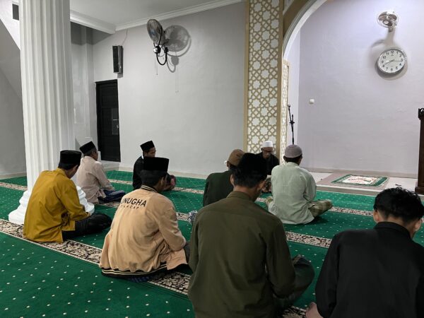 Mahasiswa KKN Ikuti Mujahadah di Masjid At-Taqwa